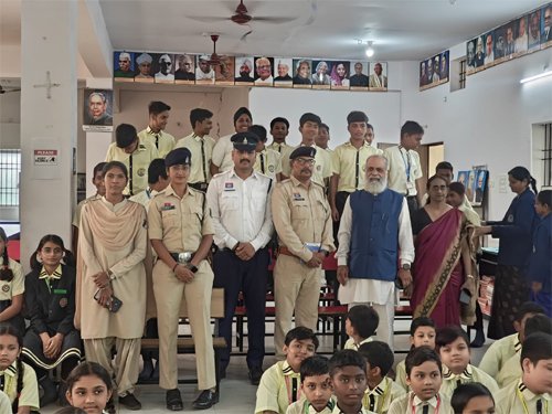 नाबालिग चालकों को पुलिस की समझाइश, स्कूली बच्चों को सिखाए यातायात सुरक्षा के पाठ