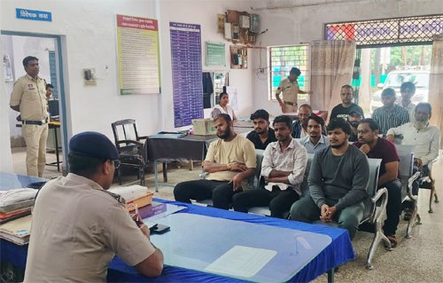 अवैध शराब परोसी या सड़क पर गाड़ी खड़ी की तो होगी सख्त कार्रवाई : लालबाग थाने में होटल व ढाबा संचालकों को चेतावनी