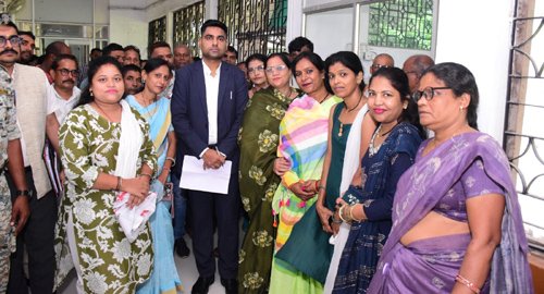जनदर्शन में शिकायत के बाद हरकत में आया प्रशासन, पार्किंग एरिया से हटाया अवैध अतिक्रमण