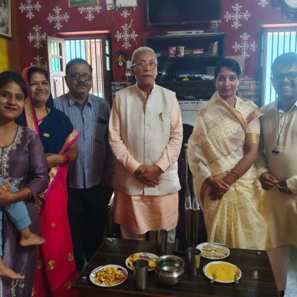 राजनांदगांव दौरे के दौरान समीर श्रीवास्तव के घर पहुंचे रामप्रताप सिंह, की आत्मीय चर्चा.