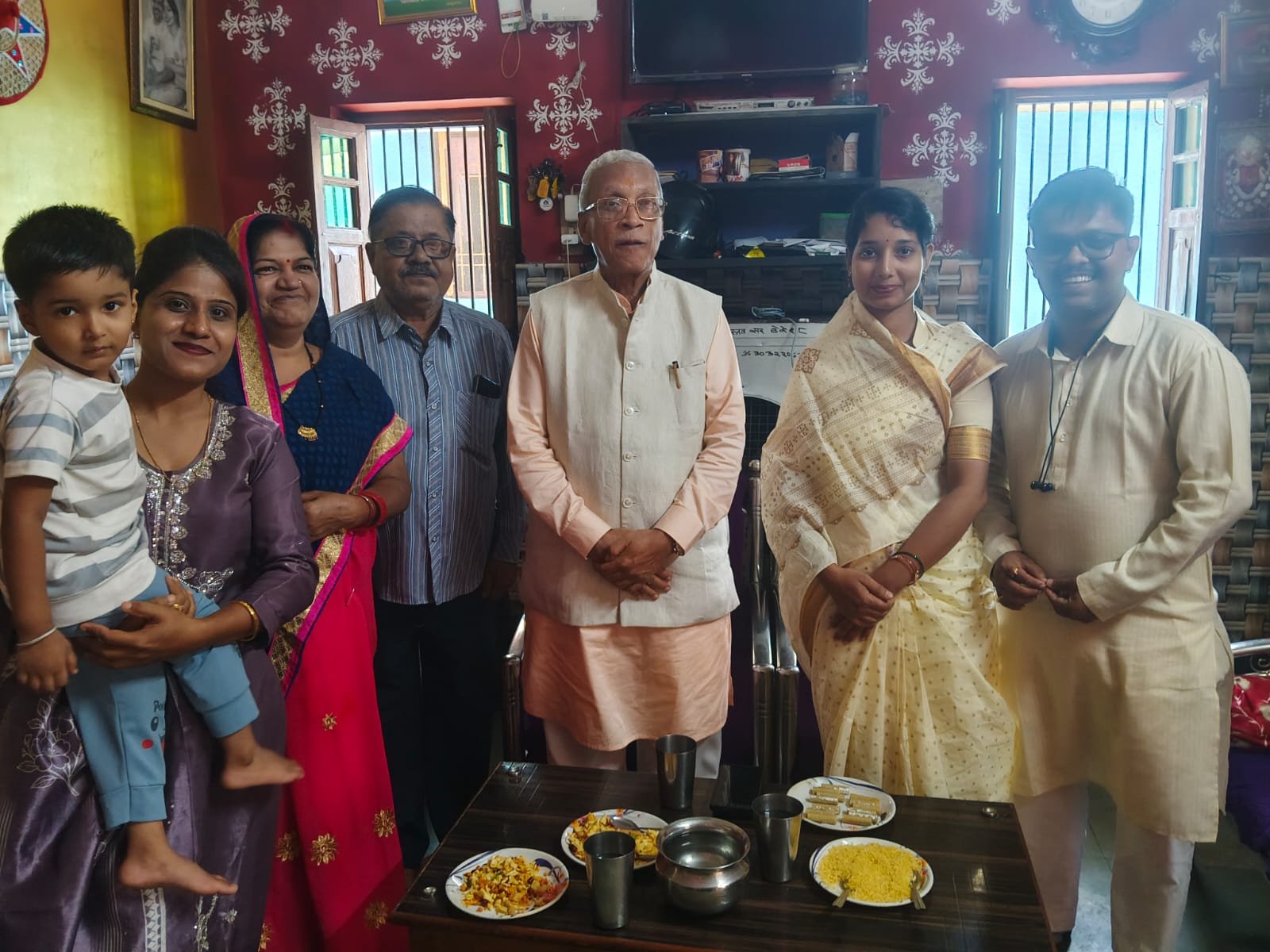 राजनांदगांव दौरे के दौरान समीर श्रीवास्तव के घर पहुंचे रामप्रताप सिंह, की आत्मीय चर्चा.