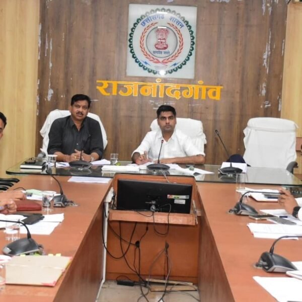 कलेक्टर ने ली राजस्व अधिकारियों की बैठक, प्रकरणों के समयबद्ध निराकरण के दिए निर्देश