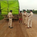 राष्ट्रीय राजमार्ग-53 पर सड़क किनारे खड़े अवैध वाहनों पर यातायात पुलिस का शिकंजा