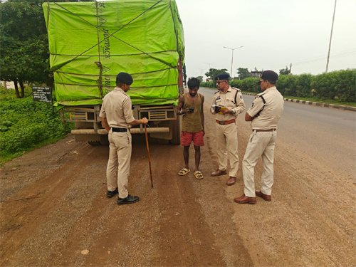 राष्ट्रीय राजमार्ग-53 पर सड़क किनारे खड़े अवैध वाहनों पर यातायात पुलिस का शिकंजा
