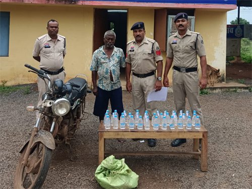 शराब तस्करी में नाबालिग का इस्तेमाल करने वाला पिता गिरफ्तार, 35 पौवा देसी मवेशी शराब जब्त