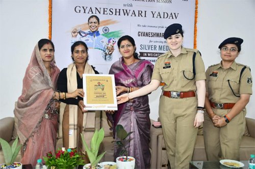 कॉमनवेल्थ मेडल विजेता ज्ञानेश्वरी यादव का राजनांदगांव पुलिस ने किया सम्मान, छात्राओं से साधा सीधा संवाद