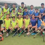 अंतर्राष्ट्रीय हॉकी स्टेडियम में खेला गया मैत्रीपूर्ण मैच, पटरी पार के खिलाड़ियों ने मैदान में दिखाया हुनर