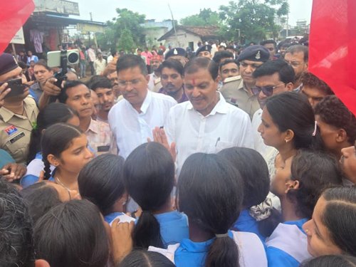 शिक्षकों की कमी व अधूरी सड़क से आक्रोशित ग्रामीणों ने गठुला में लगाया चक्काजाम, महापौर के आश्वासन पर रास्ता खुला