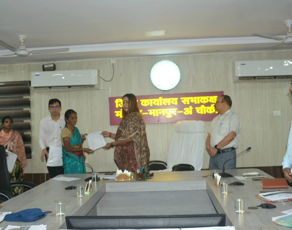 नक्सल पीड़ित 5 परिवारों के सदस्यों को मिली सरकारी नौकरी, कलेक्टर तनुजा सलाम ने सौंपे नियुक्ति पत्र