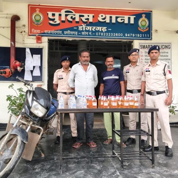 अवैध शराब का परिवहन करते डोंगरगढ़ में दो आरोपी गिरफ्तार, बाइक और 30 पौवा शराब जब्त