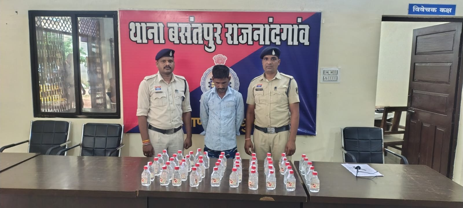 राजनांदगांव में अवैध शराब पर पुलिस की बड़ी स्ट्राइक : एक साथ कई ठिकानों पर रेड, 4 आरोपी गिरफ्तार