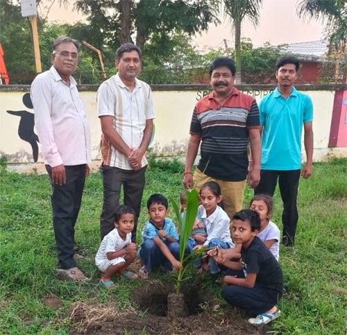गणेश चतुर्थी पर नवोदय विद्यालय में वृक्षारोपण, भूतपूर्व छात्रों और बच्चों ने लगाए नारियल के पौधे