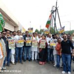 कांग्रेस ने बेरिकेडिंग फांद किया कलेक्‍टोरेट का घेराव, पुतला भी फूंका