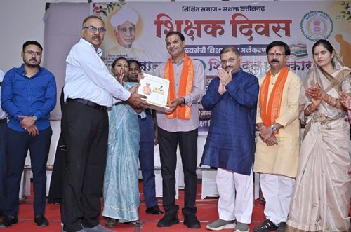शिक्षक दिवस पर शिक्षक सम्मान समारोह का हुआ आयोजन, उत्कृष्ट&hellip;
