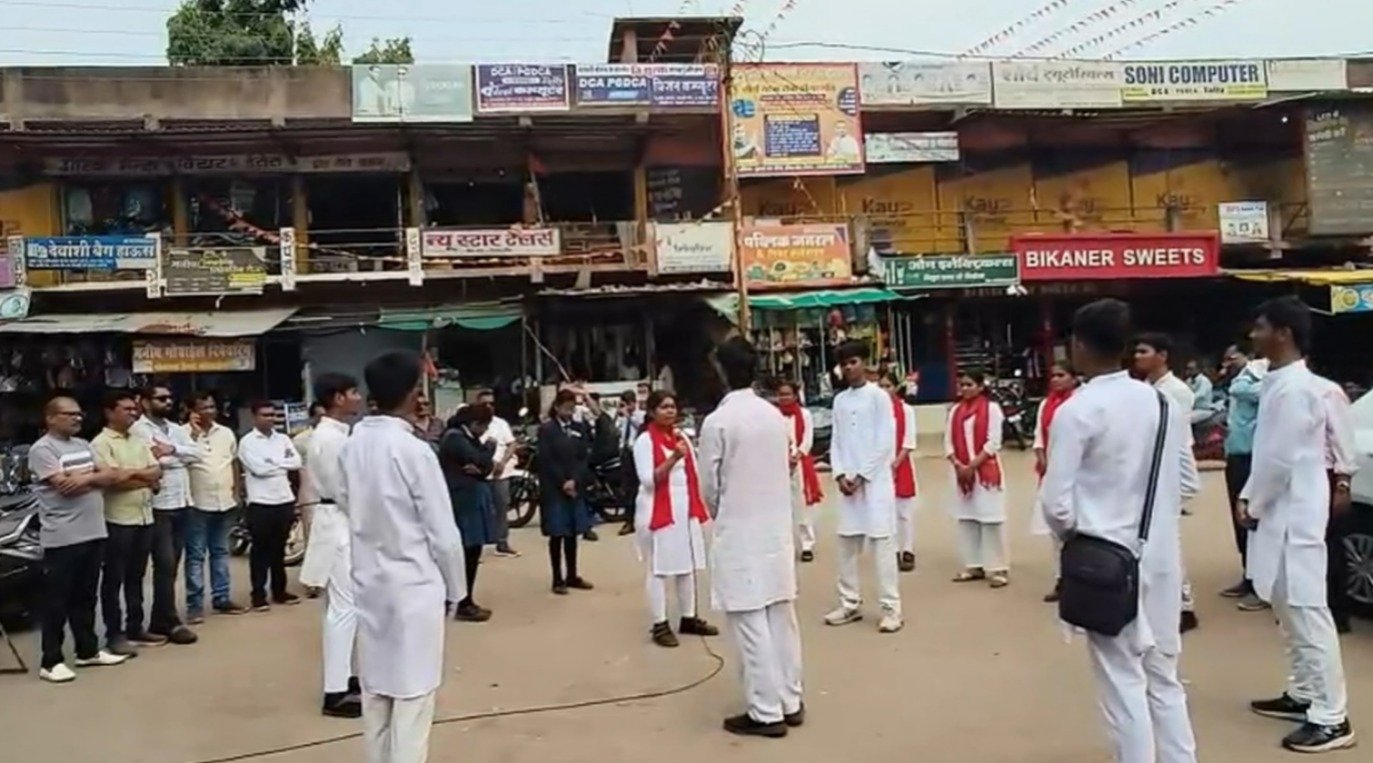 सेवा संकल्प अभियान में गूंजा ‘नमो सेवा – अनकही कहानियां’, नुक्कड़ नाटक के जरिए दिया सेवा और समर्पण का संदेश
