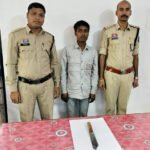 चाकू लहराकर लोगों को डराने-धमकाने वाला आदतन बदमाश गिरफ्तार, भेजा गया जेल
