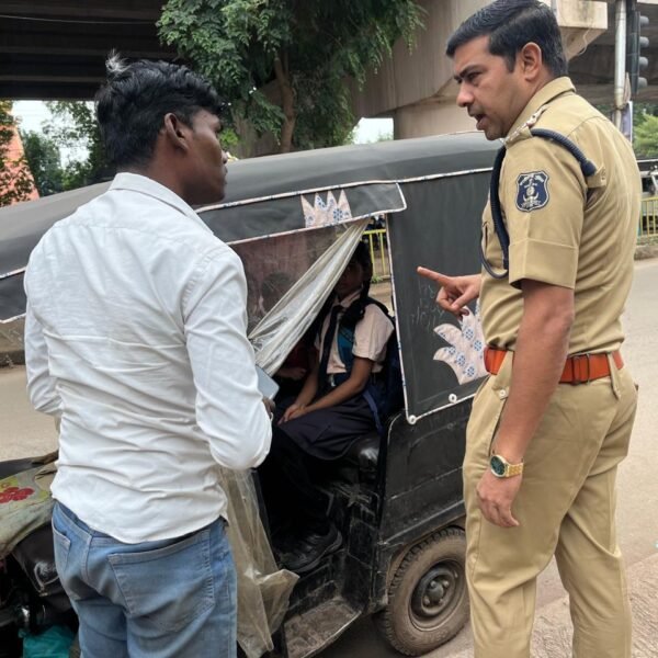 स्कूली ऑटो चालकों एवं बच्चों को यातायात सुरक्षा के प्रति किया जागरूक