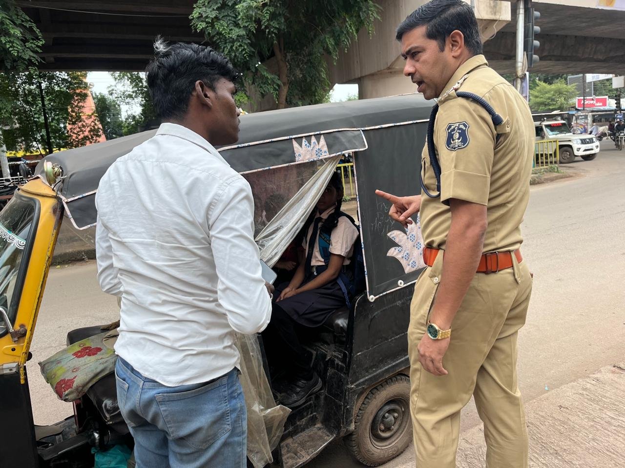 स्कूली ऑटो चालकों एवं बच्चों को यातायात सुरक्षा के प्रति किया जागरूक