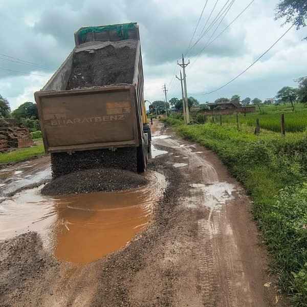कलेक्टर के निर्देश पर सड़कों के मरम्मत कार्य में तेजी