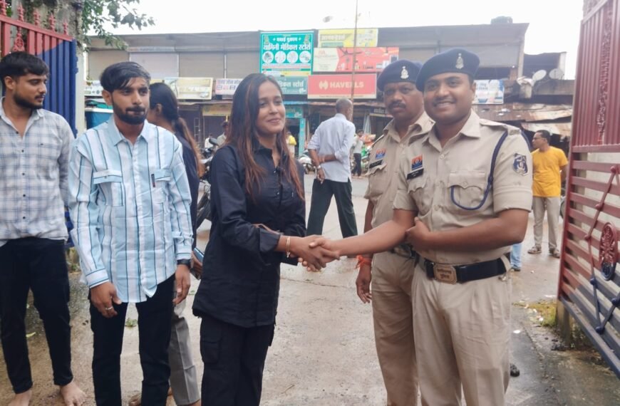 उफनती नदी में फंसी कार, पेड़ की टहनी पकड़े जिंदगी&hellip;