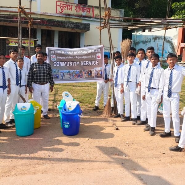डोंगरगढ़ मेले से पहले नवोदय विद्यालय के विद्यार्थियों ने चलाया सफाई अभियान
