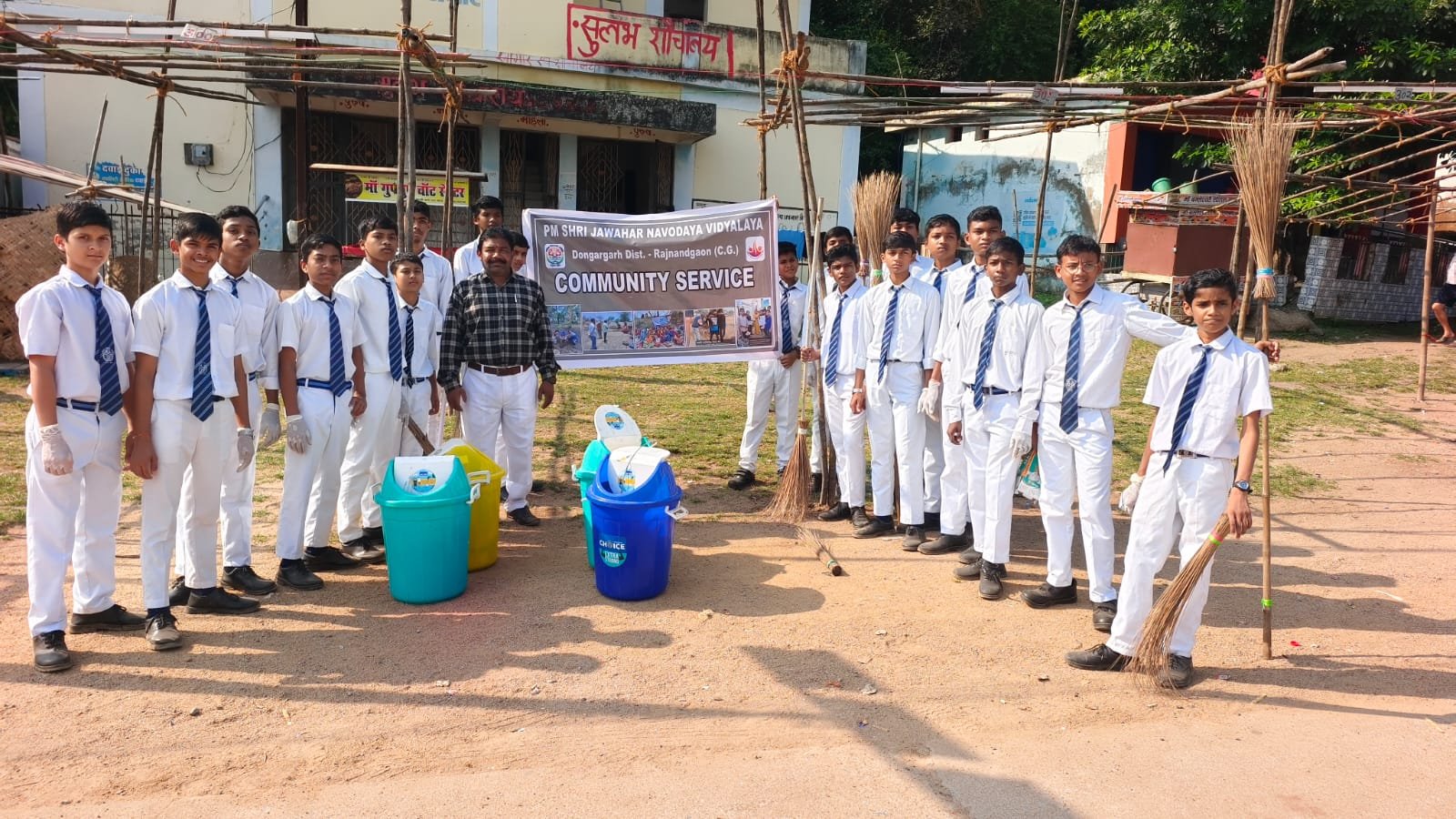 डोंगरगढ़ मेले से पहले नवोदय विद्यालय के विद्यार्थियों ने चलाया सफाई अभियान