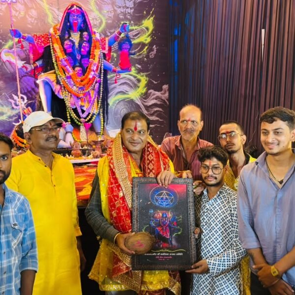 महापौर यादव ने विभिन्न दुर्गा पंडालों में किए माता के दर्शन, नगरवासियों की सुख-समृद्धि की कामना