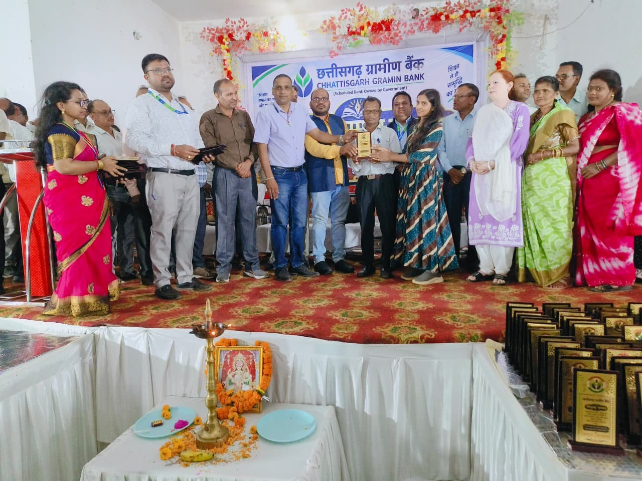 छत्तीसगढ़ ग्रामीण बैंक ने आयोजित किया शिक्षक सम्मान सम्मेलन, 300 से अधिक शिक्षकों का स्मृति चिन्ह देकर किया अभिनंदन