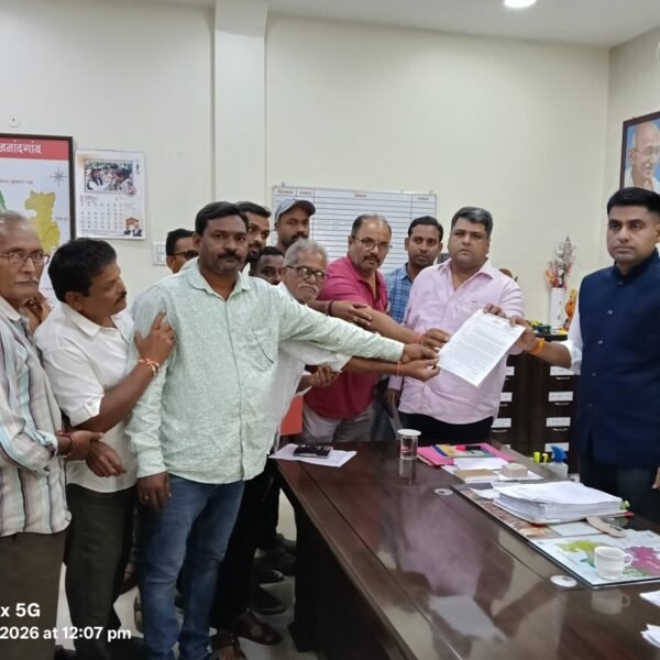 खेतों में बिछी धान की फसल देख किसानों का दर्द जाना, मुआवजे के लिए शहर कांग्रेस ने सौंपा ज्ञापन