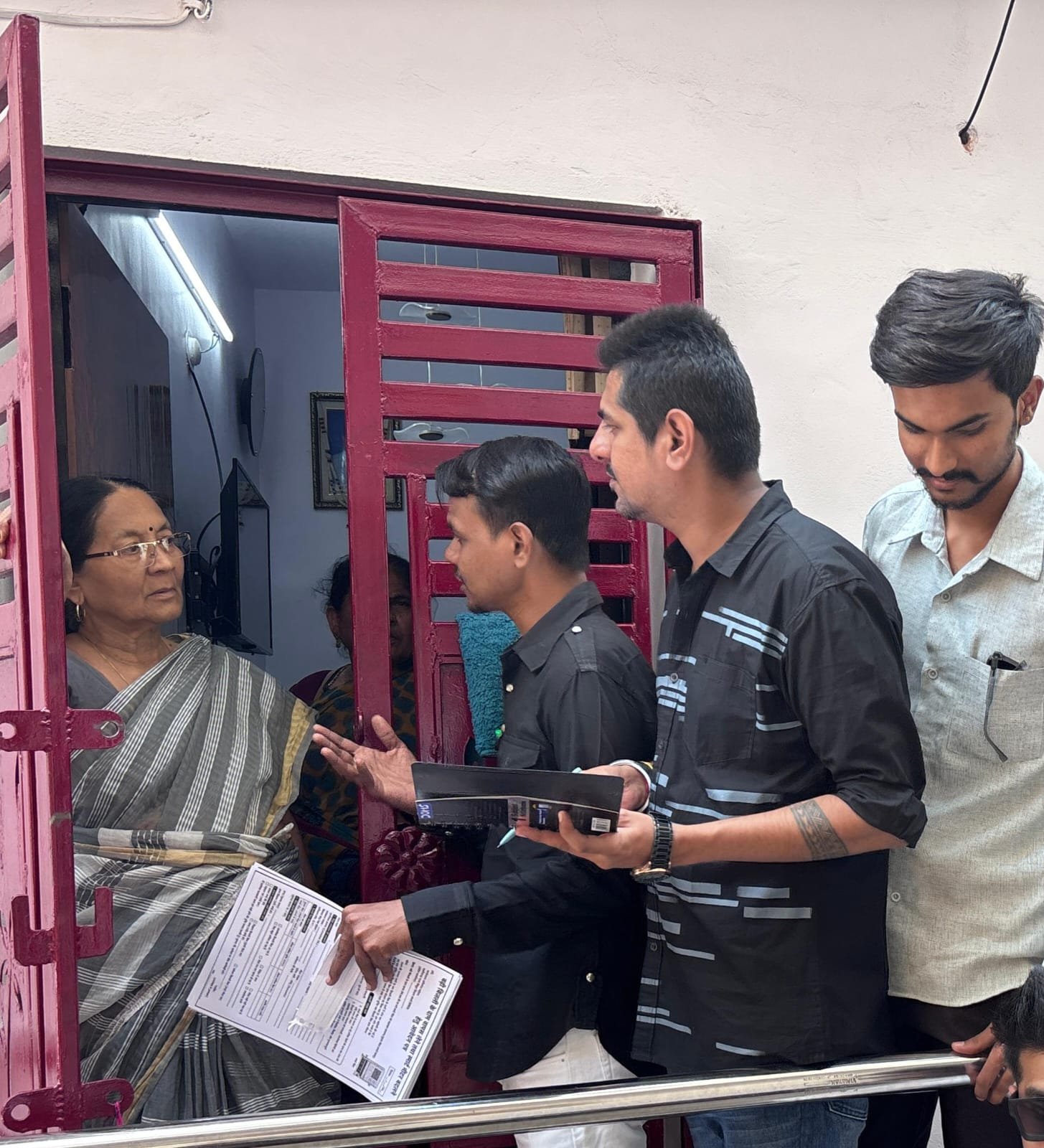 बिजली के बढ़े दामों के खिलाफ कांग्रेस का हस्ताक्षर अभियान, घर-घर पहुंचकर जुटाया जनसमर्थन