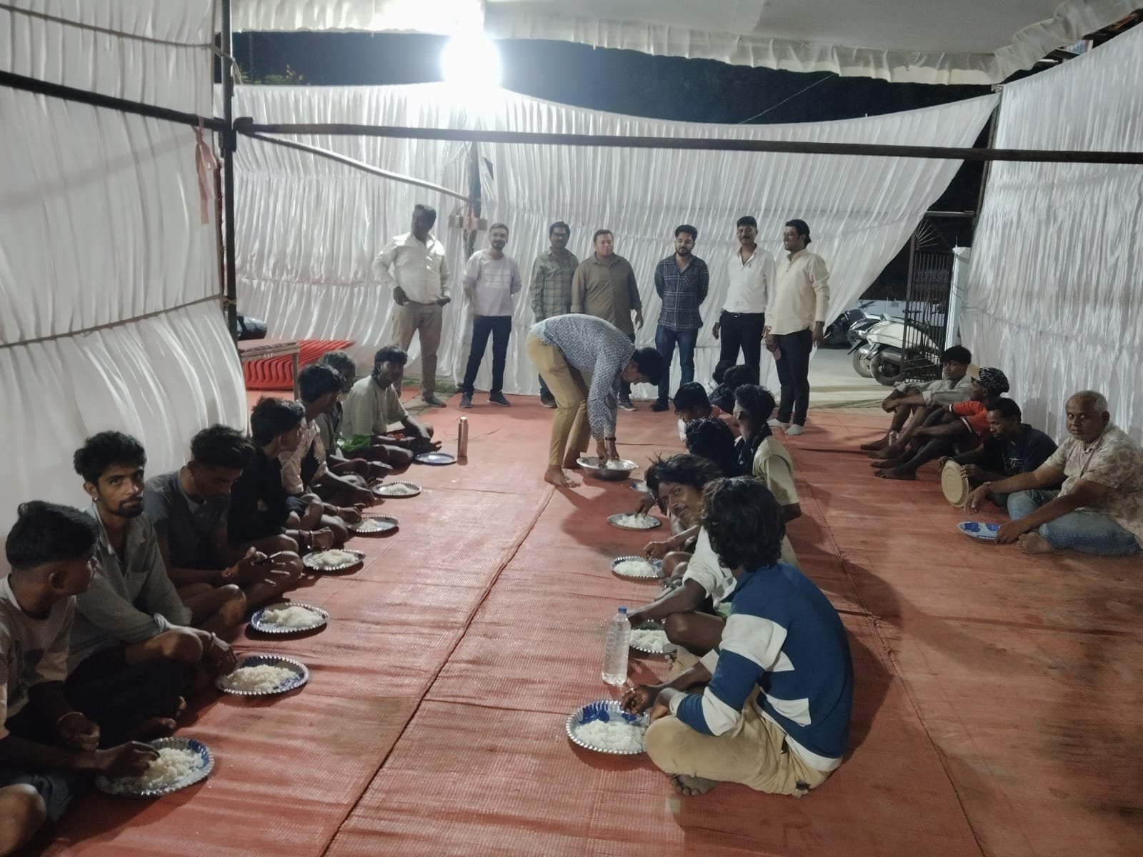 नगर निगम के सेवा पंडाल में पदयात्रियों की उमड़ी भीड़, 24 घंटे मिल रहीं भोजन व स्वास्थ्य सुविधाएं