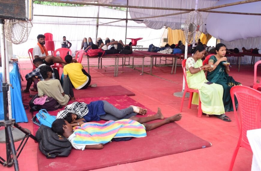 मां बम्लेश्वरी के पदयात्रियों के लिए बिछा सेवा का कालीन&hellip;