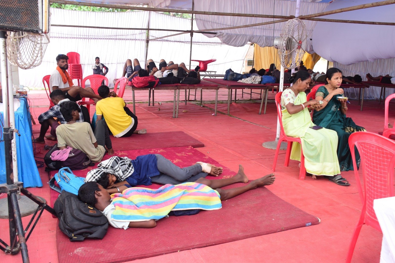 मां बम्लेश्वरी के पदयात्रियों के लिए बिछा सेवा का कालीन : 45 पंडालों में 24 घंटे मिल रहा नि:शुल्क भोजन, नाश्ता और इलाज