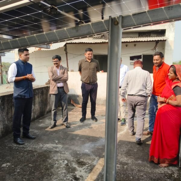 कलेक्टर जितेन्द्र यादव ने ग्राम सुंदरा में ‘प्रधानमंत्री सूर्य घर मुफ्त बिजली योजना’ का लिया जायजा