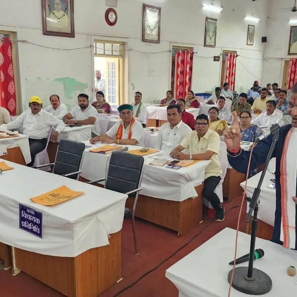 नगर पालिक निगम की सामान्य सभा की बैठक आज पूर्वान्ह 11ः30 बजे से नगर निगम के सभागृह मेें प्रारंभ हुई। बैठक में 8 विषयों पर चर्चा कर विचार-विमर्श उपरांत निर्णय लिया गया।