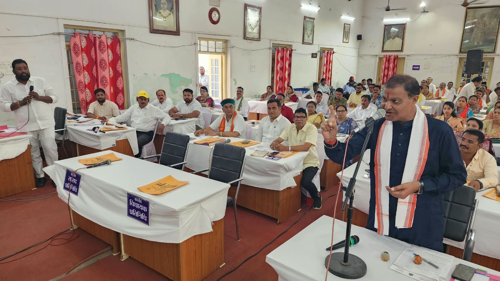 नगर पालिक निगम की सामान्य सभा की बैठक आज पूर्वान्ह 11ः30 बजे से नगर निगम के सभागृह मेें प्रारंभ हुई। बैठक में 8 विषयों पर चर्चा कर विचार-विमर्श उपरांत निर्णय लिया गया।