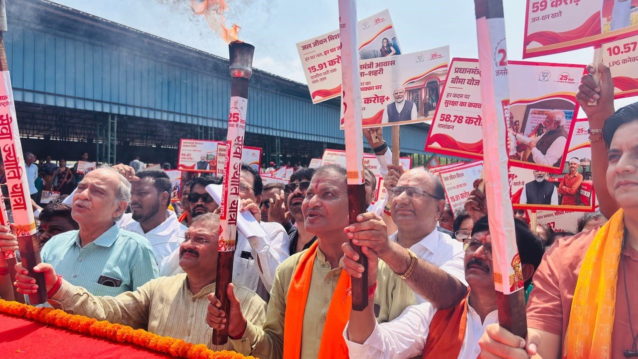 राजनांदगांव में निकली भव्य सेवा ज्योति यात्रा : कृषि उपज मंडी में हुई संकल्प सभा, हजारों कार्यकर्ताओं ने लिया 2047 तक विकसित भारत का संकल्प