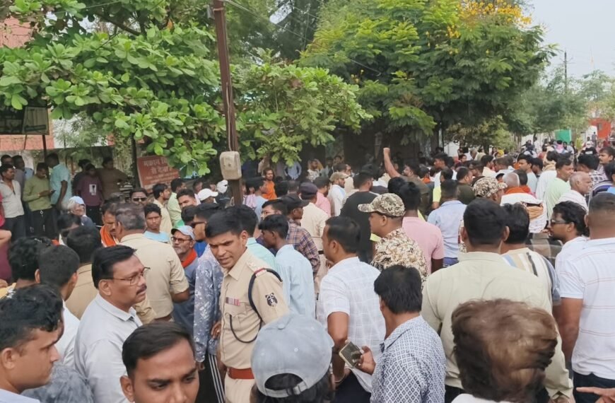 गोवंश हत्या मामला : आरोपितों की अवैध दुकानों पर चला&hellip;
