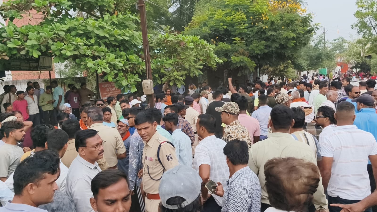 गोवंश हत्या मामला : आरोपितों की अवैध दुकानों पर चला बुलडोजर, गौरी नगर में मची गहमागहमी