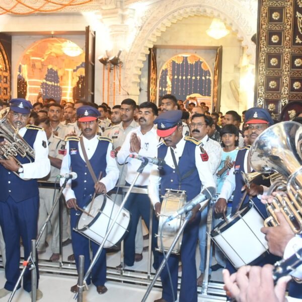 शारदीय नवरात्रि ड्यूटी सकुशल संपन्न होने पर पुलिस ने माँ बम्लेश्वरी के दरबार में टेका माथा, पुलिस बैंड की धुन से गूंजा डोंगरगढ़