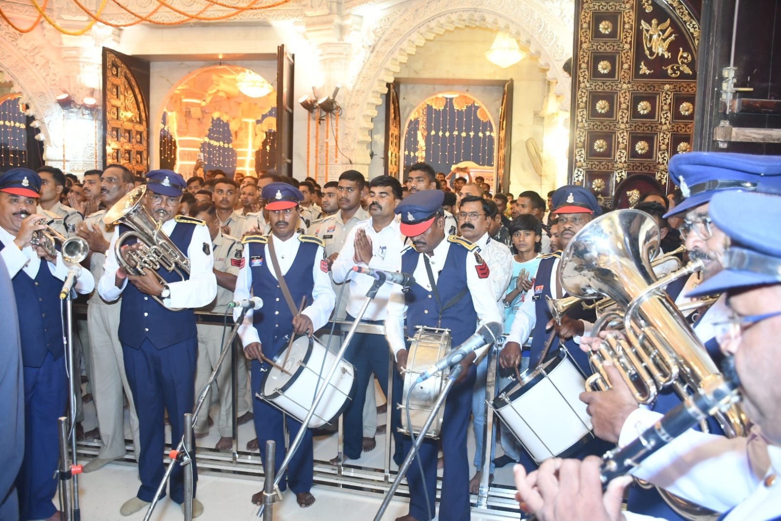 शारदीय नवरात्रि ड्यूटी सकुशल संपन्न होने पर पुलिस ने माँ बम्लेश्वरी के दरबार में टेका माथा, पुलिस बैंड की धुन से गूंजा डोंगरगढ़
