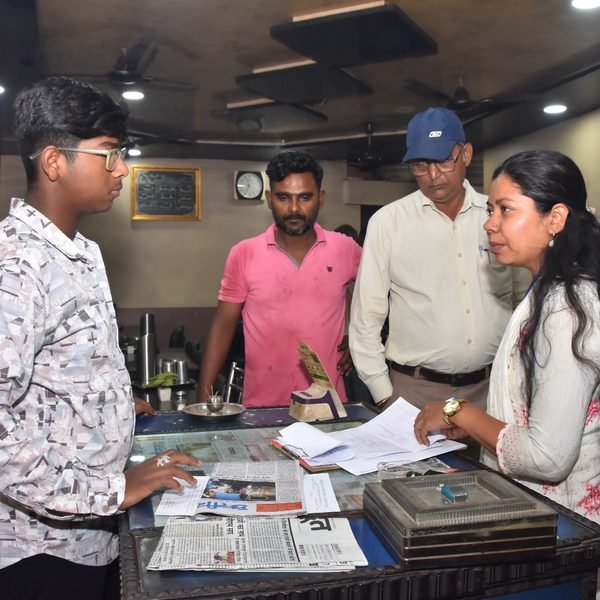 संयुक्त टीम द्वारा पुराना बस स्टैण्ड में बिरयानी सेन्टर की जाॅच कर 3 सिलेण्डर की जप्ती