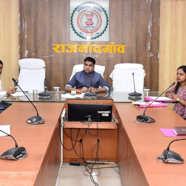 कलेक्टर ने प्रयास आवासीय विद्यालय के संचालन एवं शैक्षणिक गतिविधियों की समीक्षा की